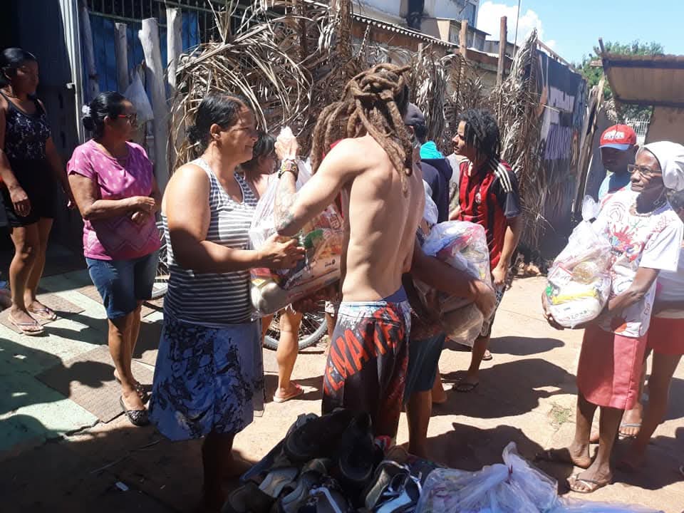 Entrega de cestas de alimentos diretamente a famílias da comunidade por equipe de voluntários do Ponto de Cultura