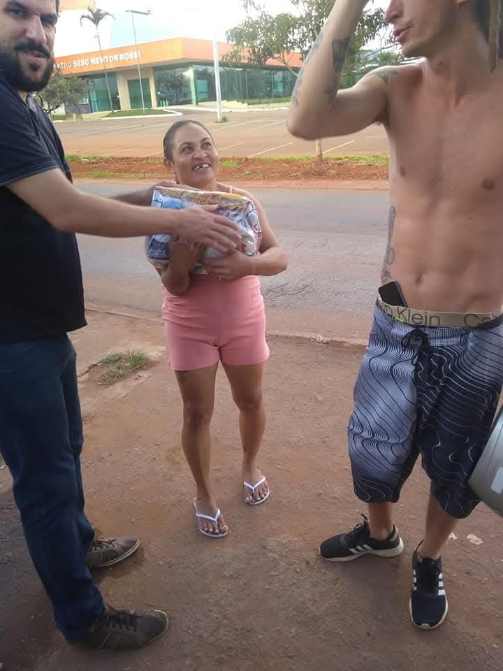 Distribuição institucional de mantimentos realizada no SESC Newton Rossi em Ceilândia